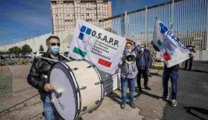 La protesta degli agenti di polizia penitenziaria del carcere delle Vallette, che denunciano aggressioni, tensioni, carenza di uomini e sovraffollamento già nel 2021 (Immagine di repertorio)