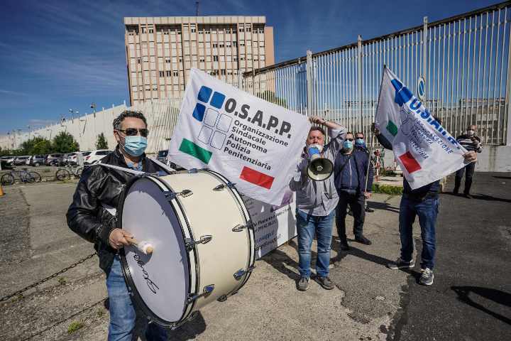 La protesta degli agenti di polizia penitenziaria del carcere delle Vallette, che denunciano aggressioni, tensioni, carenza di uomini e sovraffollamento già nel 2021 (Immagine di repertorio)