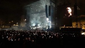 Tenta di scavalcare durante il concerto di Travis Scott