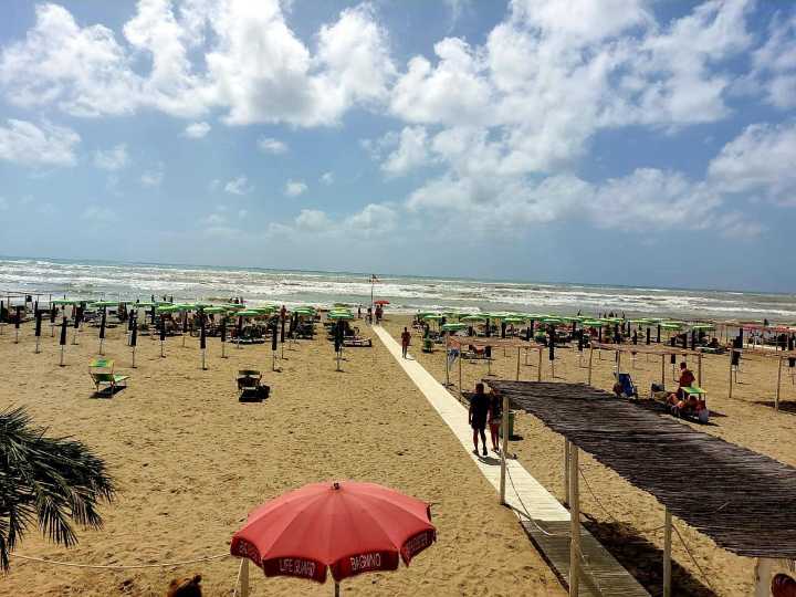 Bagnanti in spiaggia a Marina di Ardea