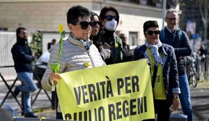 Attivisti e sostenitori con cartelli e striscioni davanti al Tribunale di Roma per l'udienza sul caso Regeni ad aprile 2023 (Immagine di repertorio)