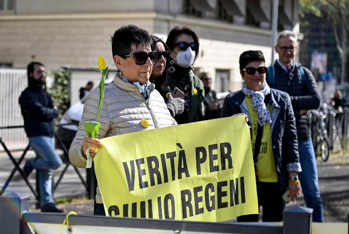 Attivisti e sostenitori con cartelli e striscioni davanti al Tribunale di Roma per l'udienza sul caso Regeni ad aprile 2023 (Immagine di repertorio)