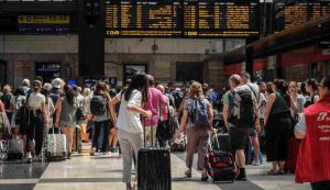 Folla di partenze e arrivi per le vacanze in stazione Centrale a Milano nel primo weekend di agosto