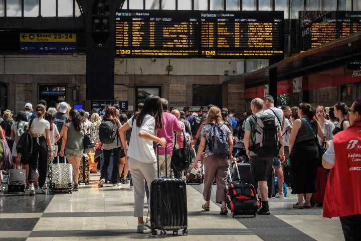 Folla di partenze e arrivi per le vacanze in stazione Centrale a Milano nel primo weekend di agosto