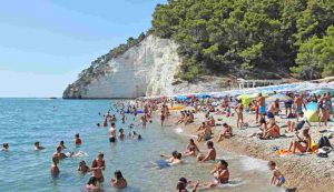 Turisti e vacanzieri locali affollano le spiagge di Vignanotica nel Gargano (Immagine di repertorio)