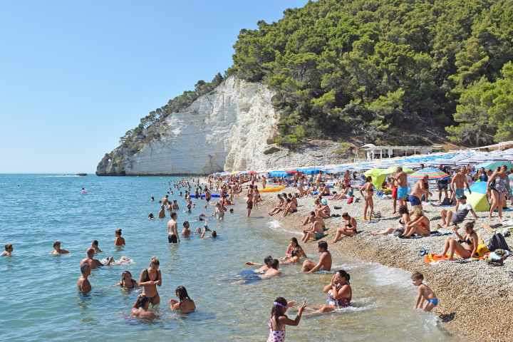 Turisti e vacanzieri locali affollano le spiagge di Vignanotica nel Gargano (Immagine di repertorio)