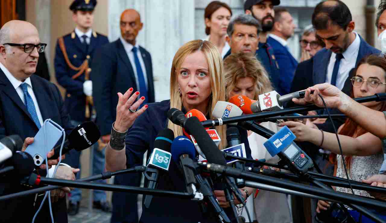 Giorgia Meloni dopo l'incontro con le opposizioni sul salario minimo