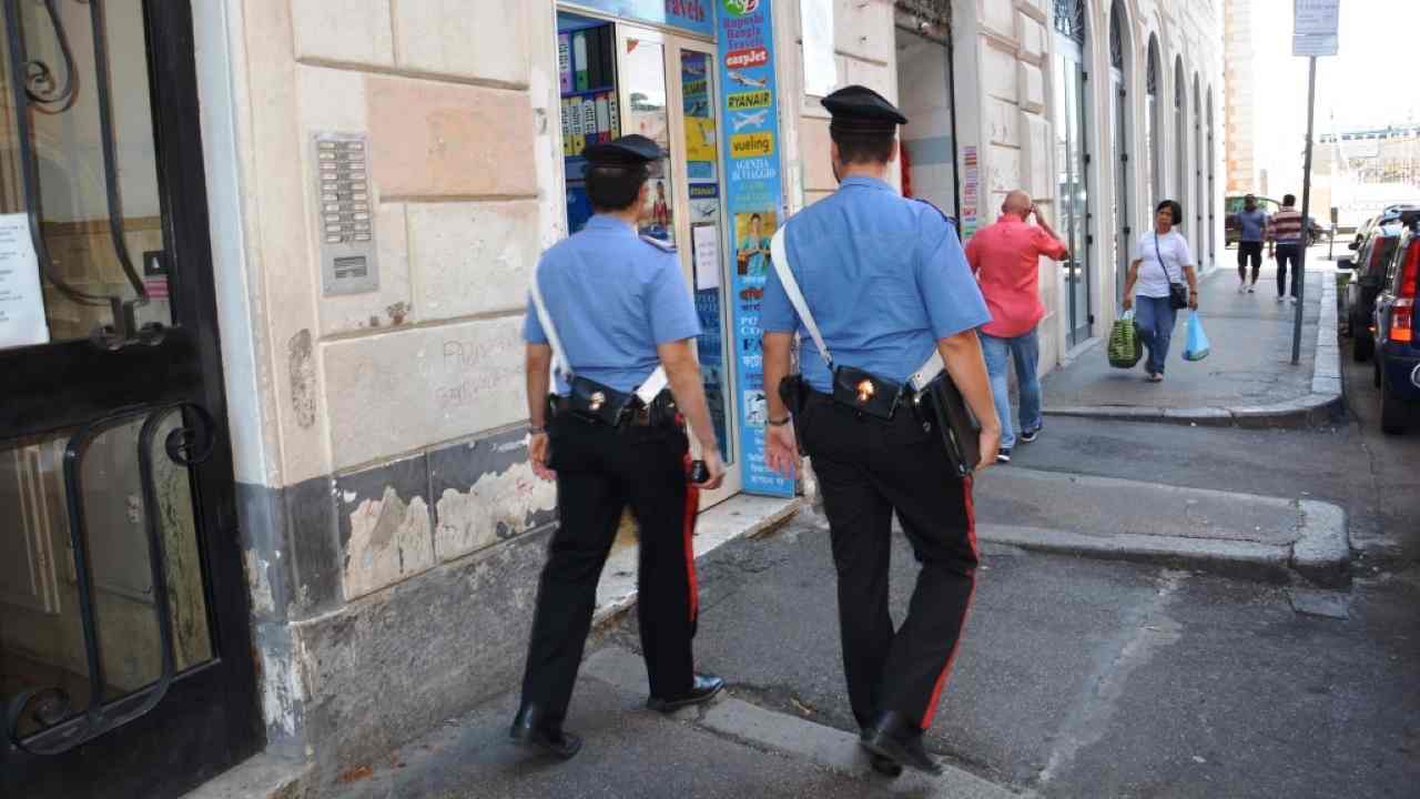 Rischia di cadere e viene salvata dai Carabinieri