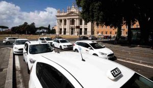 Allarme Codacons sulla mancanza di taxi a Roma