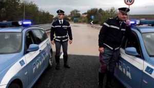 Due macchine della Polizia su una strada del litorale di Montalto di Castro, Viterbo (Immagine di repertorio)