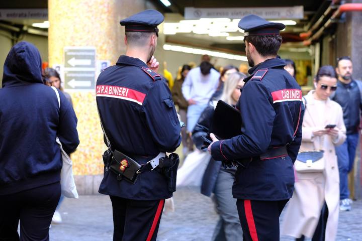 Carabinieri presso la metro di Roma (Immagine di repertorio)