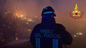 Decine di ettari in fiamme nel sud pontino