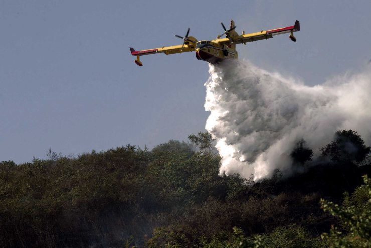 Un canadair in azione per spegnere un incendio (Immagine di repertorio)