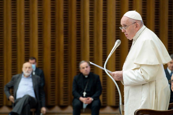 Papa Francesco mentra dà l'udienza alla comunità Laudato sì (Immagine di repertorio)