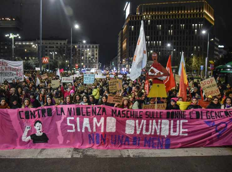 Manifestazione contro la violenza sulle donne _Non una di meno. Milano 8 marzo 2023. Roma-CronacaLive.it