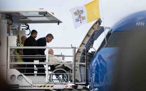 Papa Francesco su un Airbus ITA in partenza per Lisbona. Roma-CronacaLive.it