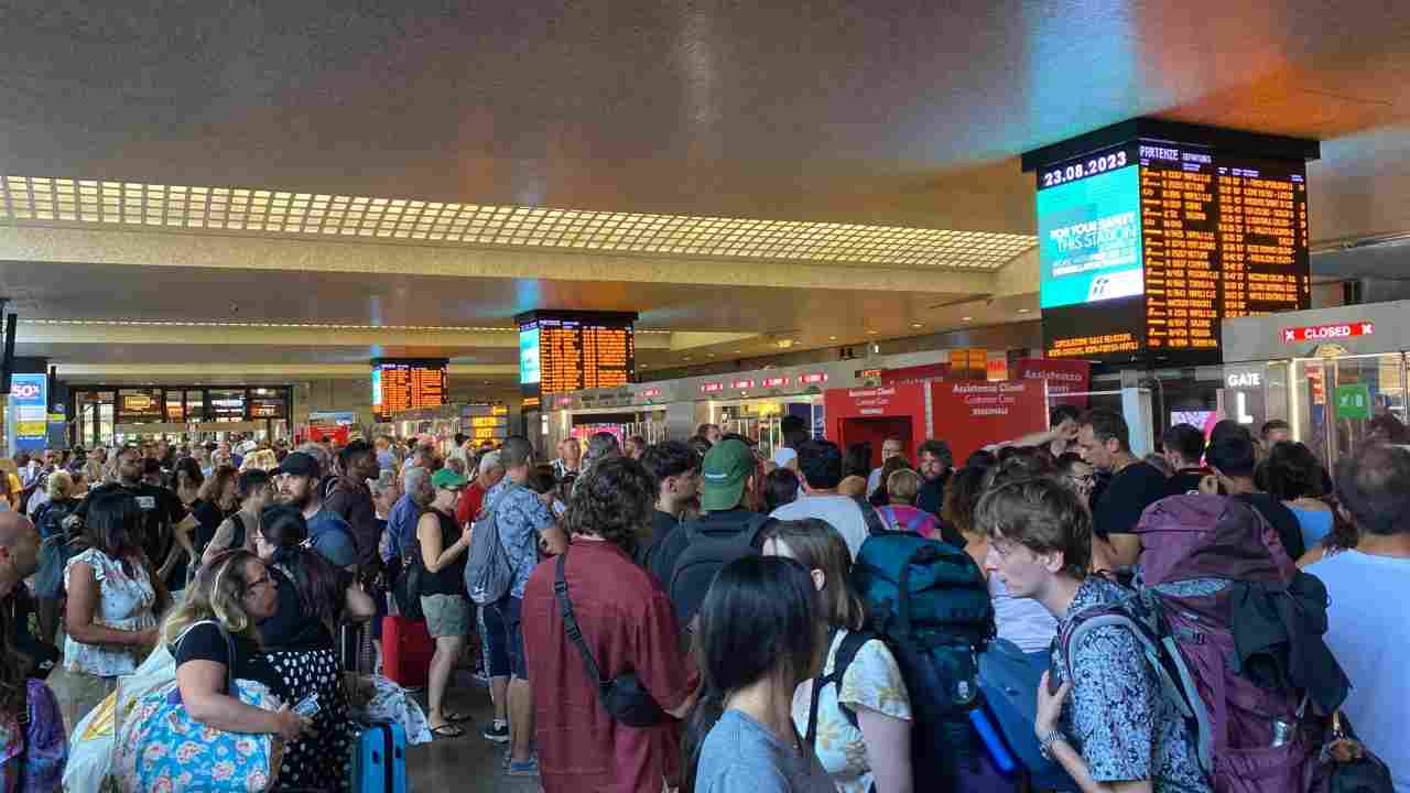 Passeggeri fermi a Roma Termini per le tratte coinvolte. Treni sospesi e in ritardo. Roma-CronacaLiv