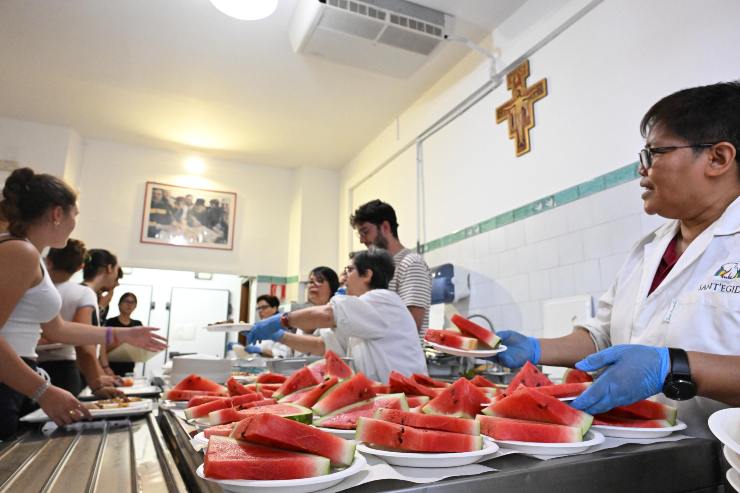 Un momento del pranzo di Ferragosto organizzato presso la mensa della Comunità di Sant’Egidio a Roma, 16 agosto 2023. ANSA/CLAUDIO PERI