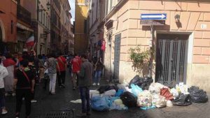 Rifiuti nel centro storico di Roma. Immagine repertorio. Roma-CronacaLive.it