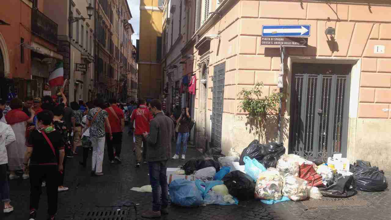 Rifiuti nel centro storico di Roma. Immagine repertorio. Roma-CronacaLive.it