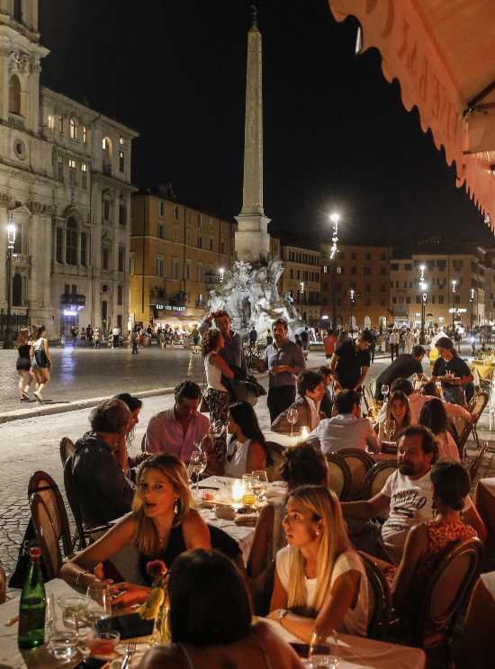 Roma, rito dell'aperitivo a Piazza Navona. Roma-CronacaLive.it