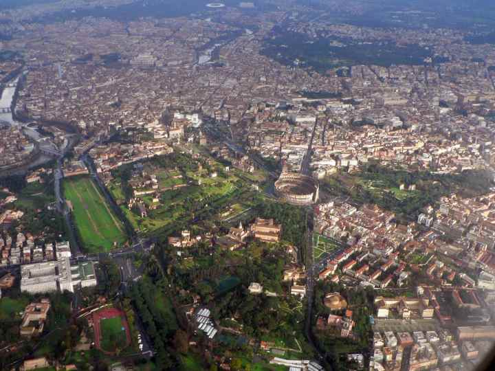 Il centro di Roma visto dall'alto (Foto di Oliver-Bonjoch da Wikipedia)