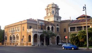 Piazza della Stazione Vecchia, Ostia (Foto di Mac9 da Wikipedia)