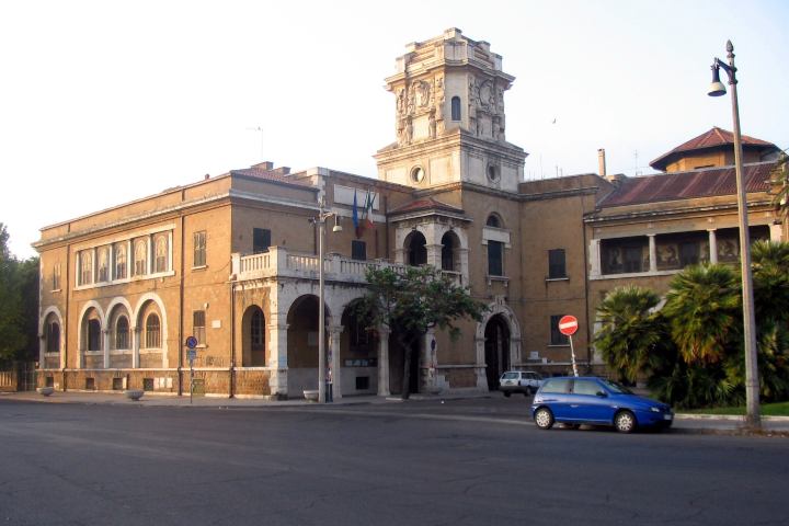 Piazza della Stazione Vecchia, Ostia (Foto di Mac9 da Wikipedia) 