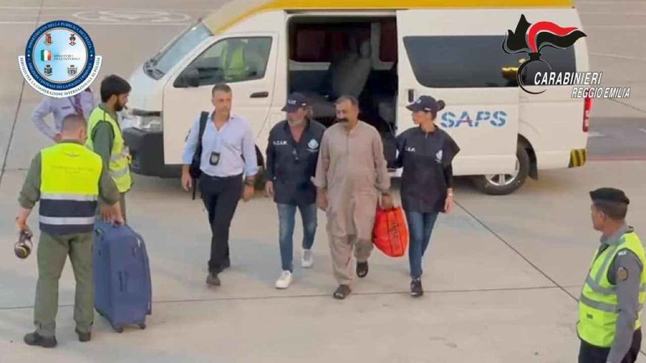 Shabbar Abbas, pade di Saman Abbas sul volo che lo porta in Italia da Islamabad, 31 Agosto 2023. Fonte ANSA/US CC