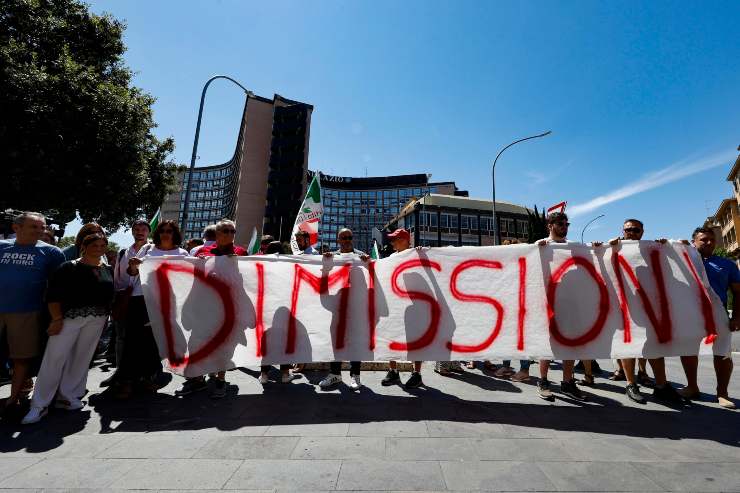 Sit in del PD del 9 agosto per invocare le dimissioni di De Angelis