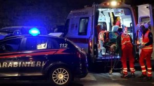 Soccorso con ambulanza e Carabinieri. Immagine repertorio. Fonte Faebook.com, pag. Uff. Carabinieri