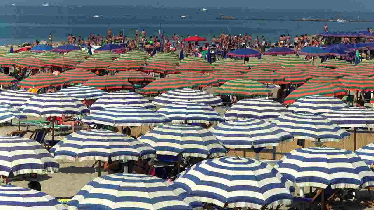 Spiagge prese d'assalto e prezzi alle stelle. Immagine repertorio