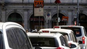 Taxi davanti alla stazione Termini. Roma-CronacaLive.it