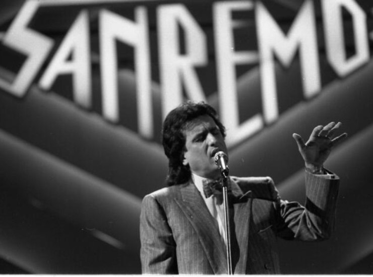 Un giovanissimo Toto Cutugno sul palco del Festival di Sanremo. Roma-CronacaLive.it