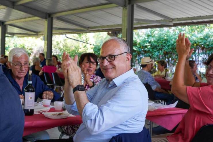 Un momento del Pranzo di Ferragosto alla Casa di riposo Roma 3 con il sindaco Gualtieri. Fonte Facebook.com, pag. Roberto Gualtieri