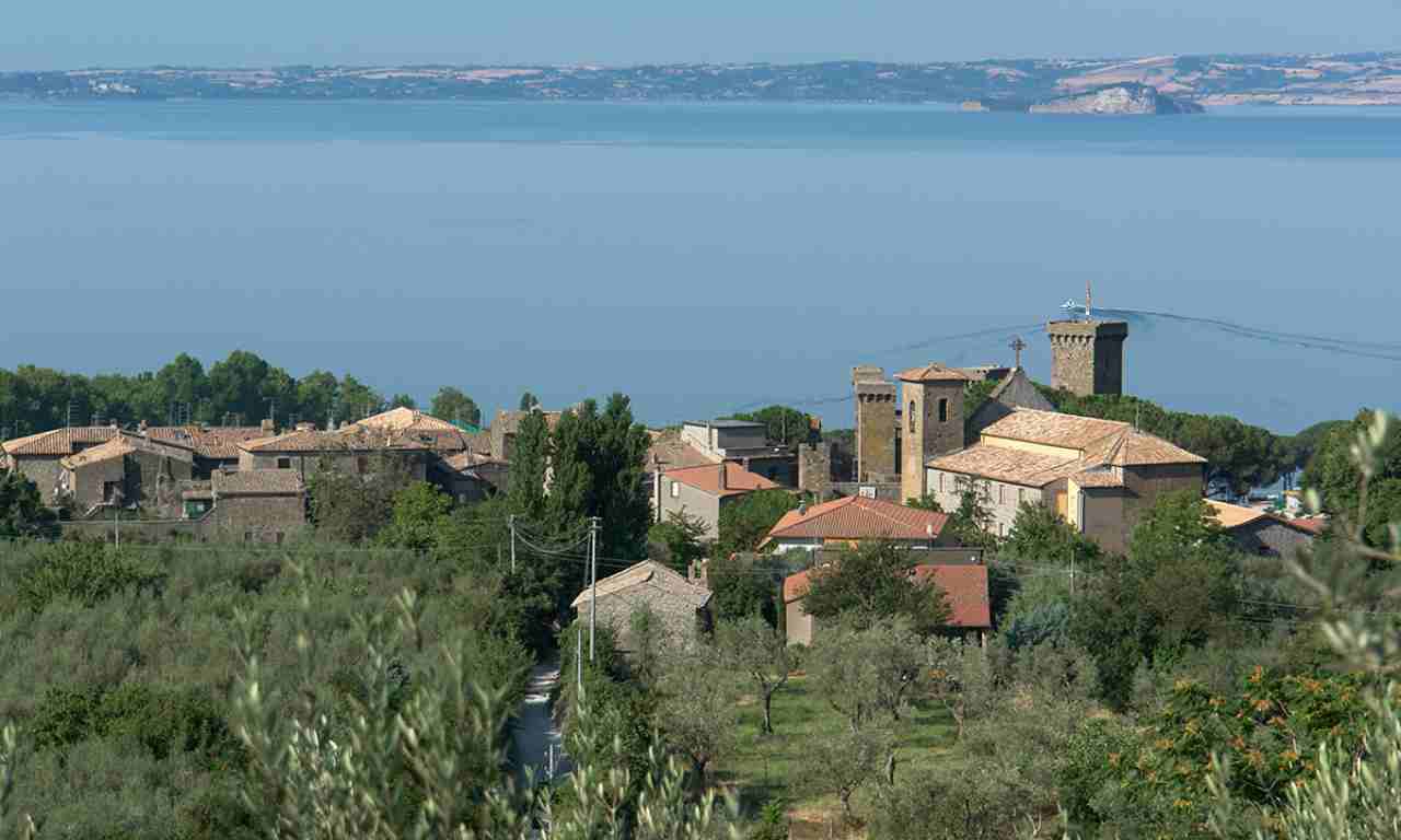 Veduta di Bolsena. Fonte wikipedia Hans Peter Schaefer, www.reserv-a-rt.de/Ansa