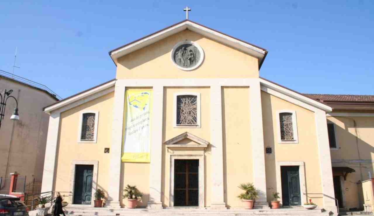 Parroco mette in fuga un ladro nella chiesa della Sacra Famiglia a Frosinone