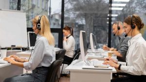 Operatori di telemarketing (Foto da Freepik)