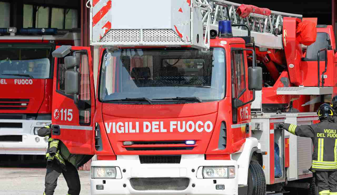 Maxi incendio a Civitavecchia nell'ex deposito Bianchi