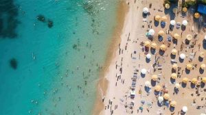 Persone in spiaggia per la tintarella di ottobre (Immagine di repertorio)