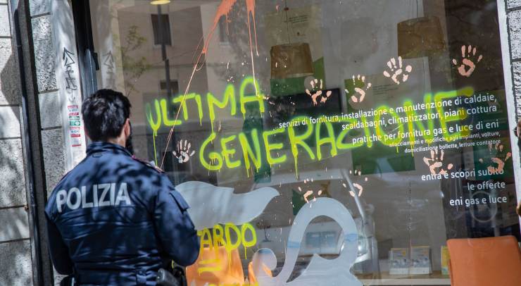 La vetrina di un Eni Store con la tag di Ultima Generazione (Foto dal profilo Facebook di Extinction Rebellion Italia)