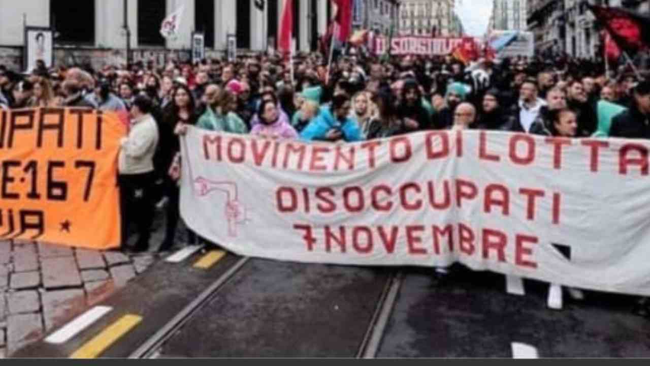 Corteo contro il taglio al reddito di cittadinanza organizzato da 7 Novembre.