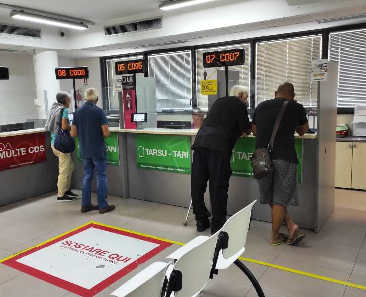 Persone agli sportelli della Fiumicino Tributi (Foto dal profilo Facebook di Fiumicino Tributi)