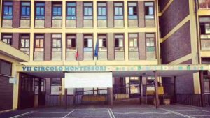 L'ingresso dell'istituto comprensivo Montessori "Maria Clotilde Pini" (Foto dal profilo Facebook di Cecilia D'Elia)