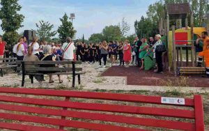 L'inaugurazione delle 40 panchine con numero antiviolenza al parco Eur Castellaccio di Roma (Foto dal profilo Facebook di Sabrina Alfonsi)