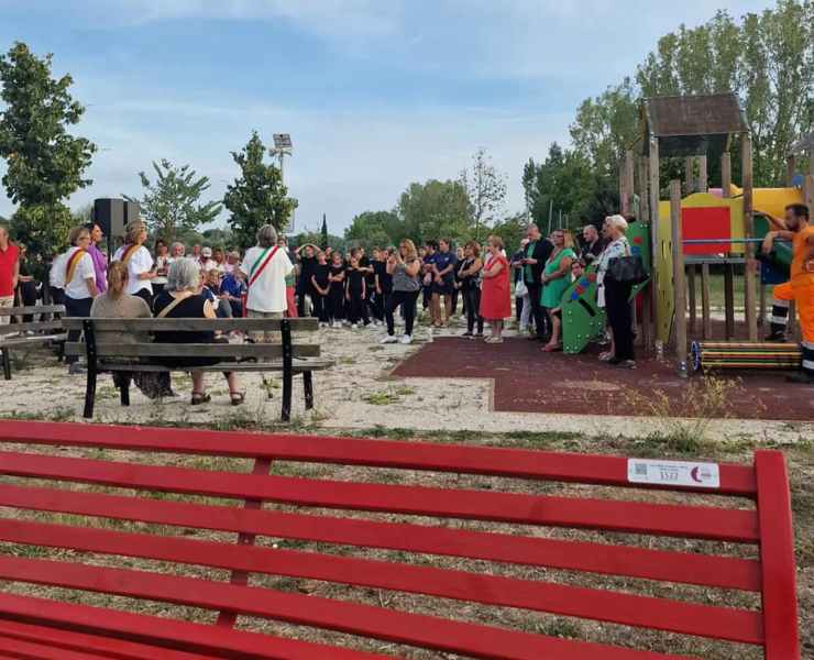 L'inaugurazione delle 40 panchine con numero antiviolenza al parco Eur Castellaccio di Roma (Foto dal profilo Facebook di Sabrina Alfonsi)