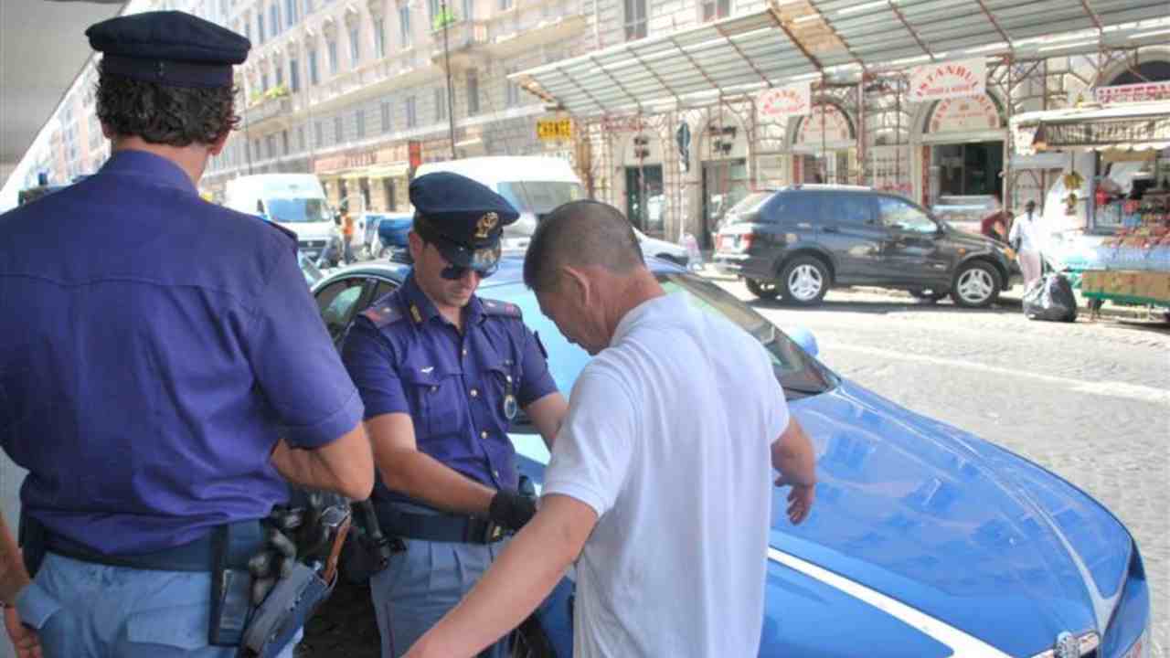 Agenti in azione nella zona di Roma-Termini. Immagine repertorio. Roma-CronacaLive.it (1)