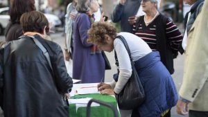 Banchetti per la raccolta firme del Partito Democratico. Immagine repertorio