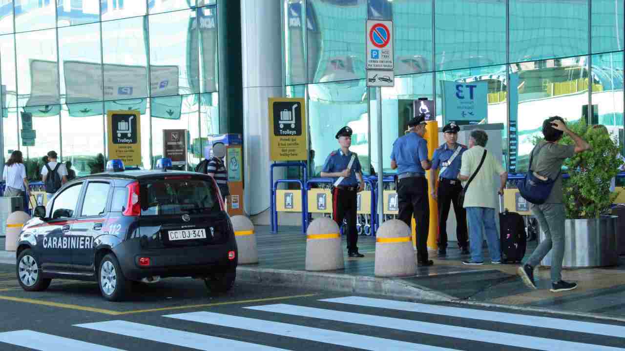 Controlli dei carabinieri all'aeroporto di Fiumicino