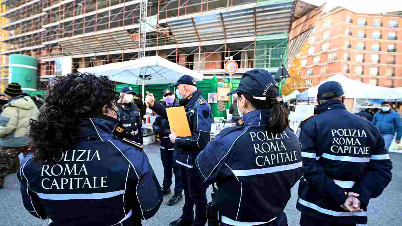 Controlli della Polizia Locale a Porta Portese. Immagine repertorio. Roma-CronacaLive.it